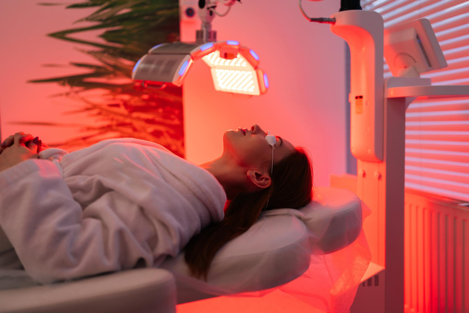 Terapia LED w pielęgnacji skóry po 50. roku życia – jakie są jej kluczowe potrzeby?