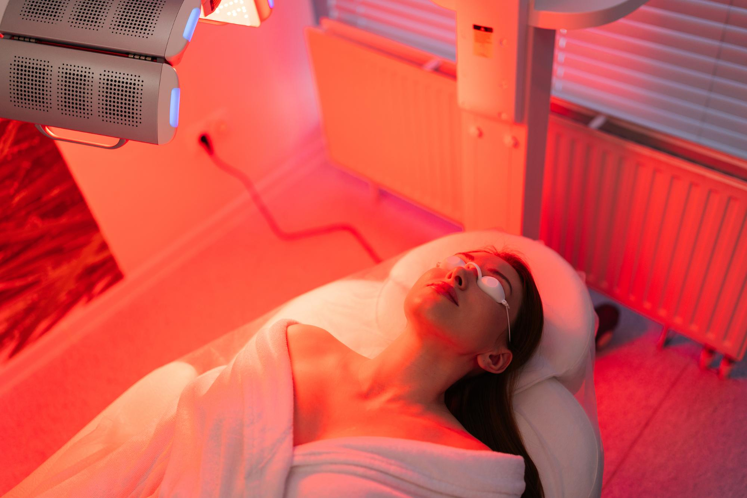 Profesjonalna lampa do fotobiostymulacji 550 W i 900 J/cm² – jak moc i spektrum światła przekładają się na realne efekty w gabinecie?
